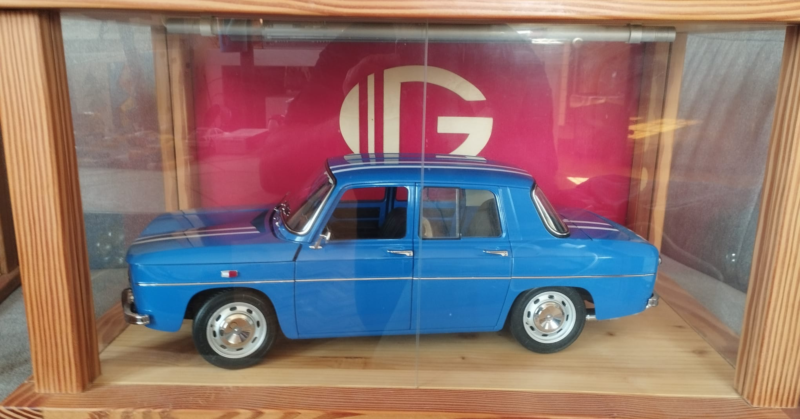 Deux voitures 1/8 avec vitrines et LED – Renault 8 Gordini – Alpine A110 Berlinette